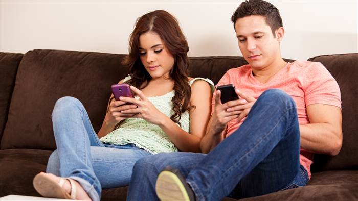 How mobile phones are becoming reason for quarrel between husband and wife?